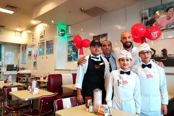 La tercera franquicia Johnny Rockets que más vende del mundo se encuentra en Costanera Center